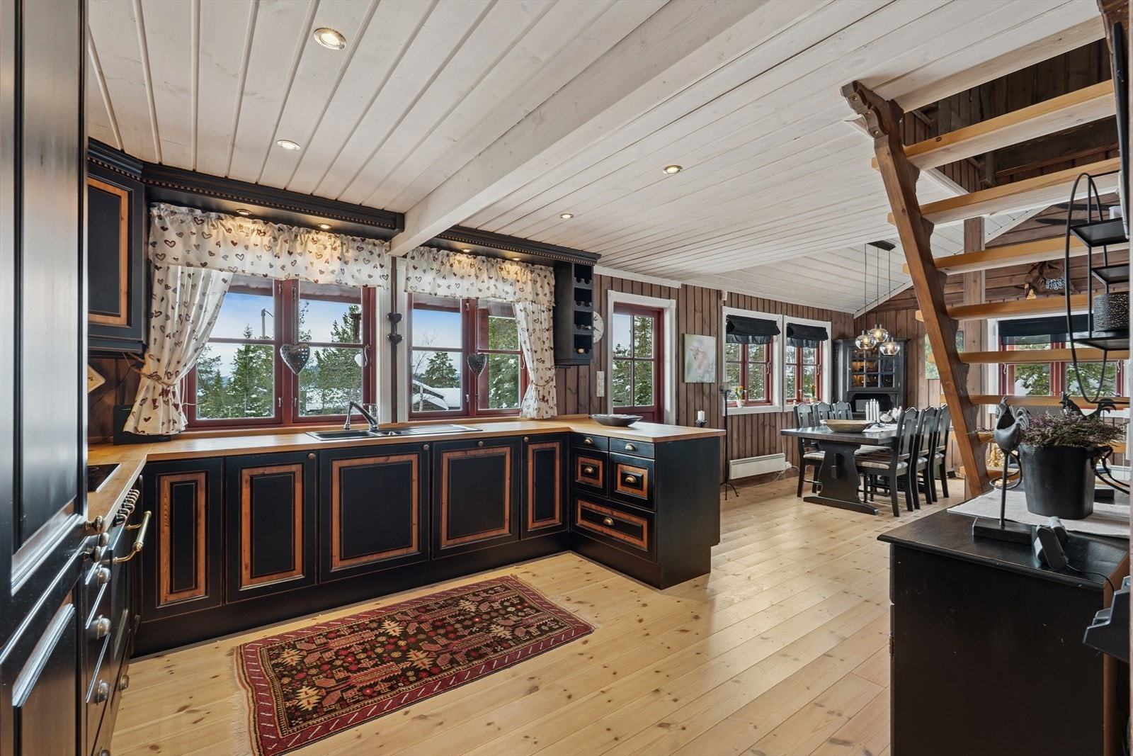 Fra kjøkkenet er det direkte utgang til den store verandaen. Galleribilde