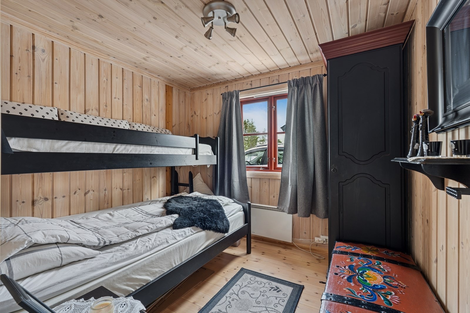 Det andre soverommet i etasjen er innredet med køyeseng, ideelt for barn eller gjester. Galleribilde