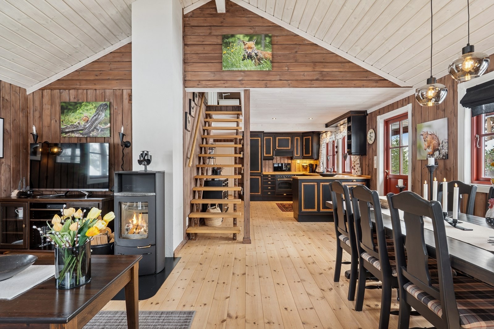Stuen er et lunt samlingspunkt med peisovn for ekstra varme og hygge. Galleribilde