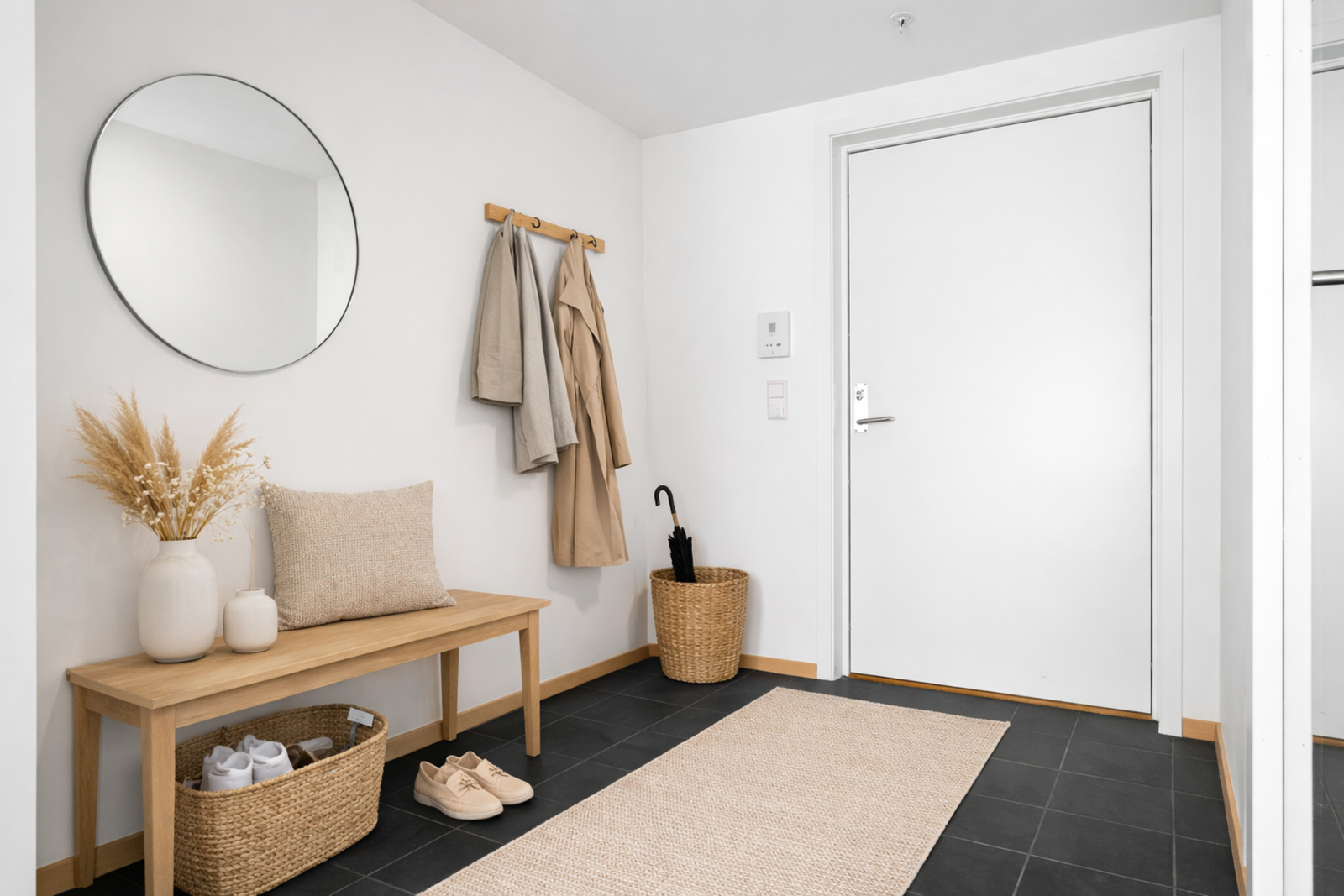 Romslig og innbydende entré med flislagt gulv på 5,6 m² som byr på god plass til å henge fra seg yttertøy og sko. (AI generert møblering, avvik kan forekomme) Galleribilde