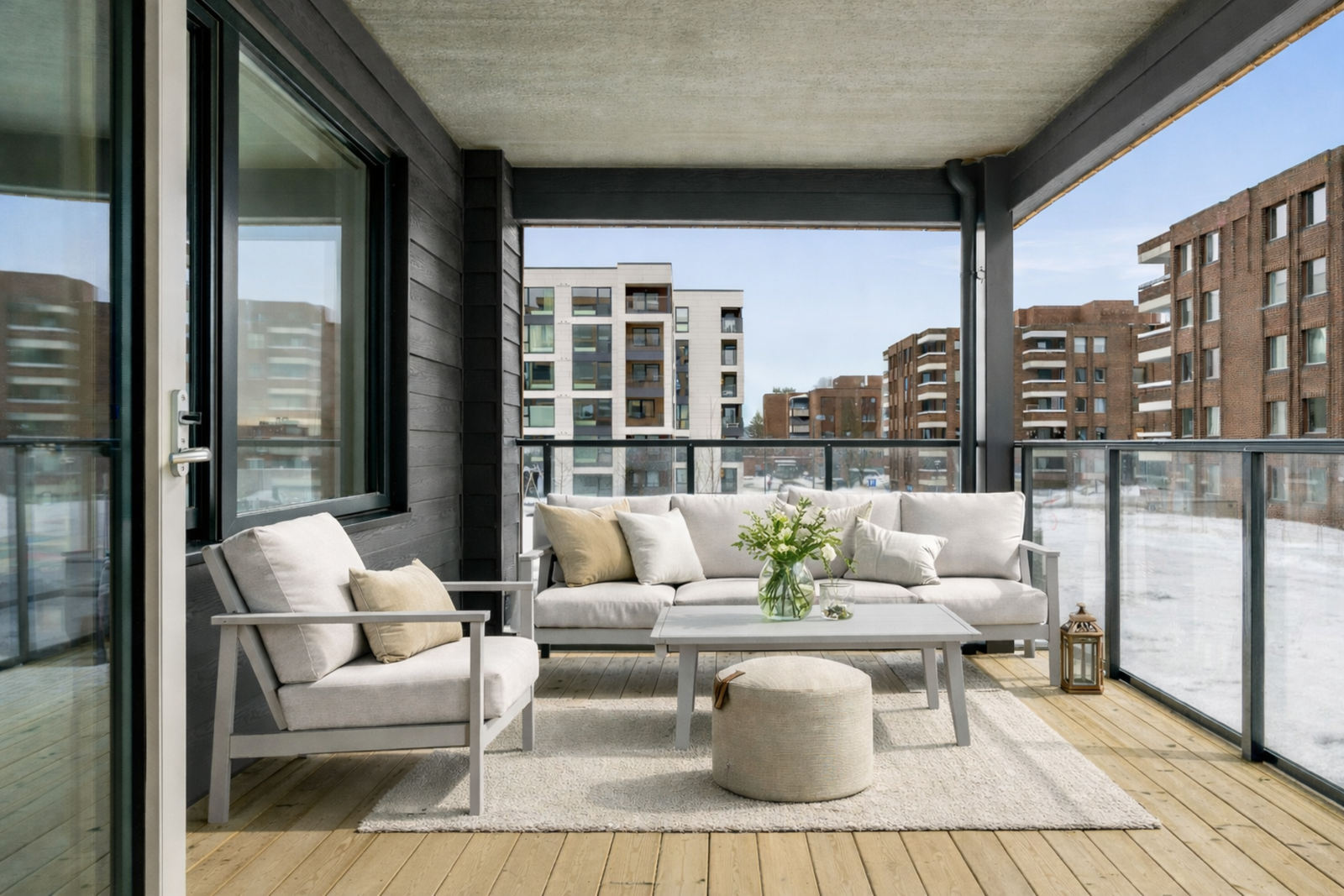 Her ligger alt til rette for hyggelige stunder med familie og venner både inne og ute på balkongen. (AI generert møblering, avvik kan forekomme) Galleribilde