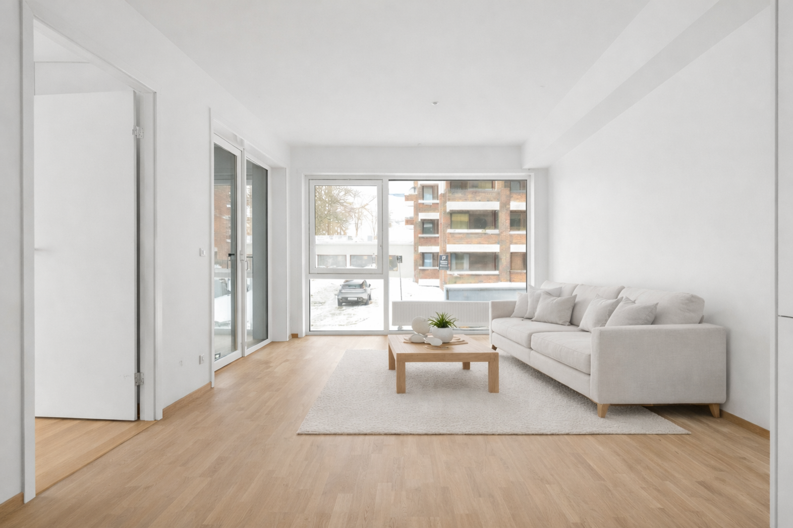 Lys og romslig stue/kjøkken på 24,3 m² med en rekke møbleringsmuligheter. Kombinasjonen av store vindusflater og god takhøyde sørger for en luftig romfølelse. (AI generert møblering, avvik kan forekomme) Galleribilde