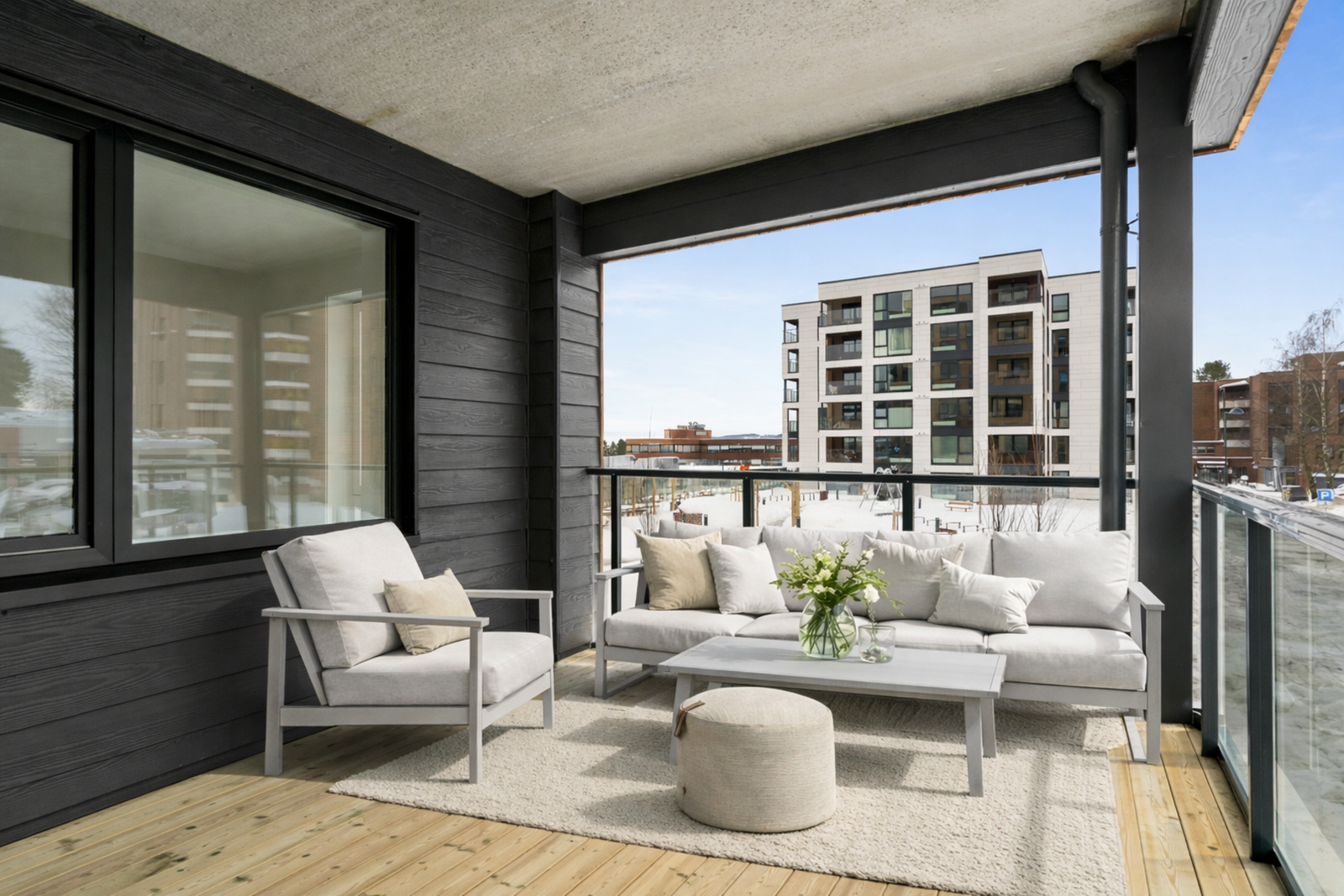 Fra stuen er det adkomst til en herlig balkong på hele 9,5 m². (AI generert møblering, avvik kan forekomme) Galleribilde