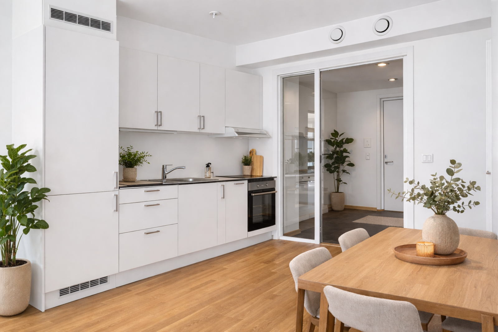 Tidløst og pent kjøkken fra kvalitetsleverandøren Sigdal. God plass til spisemøblement på kjøkkenet. (AI generert møblering, avvik kan forekomme) Galleribilde