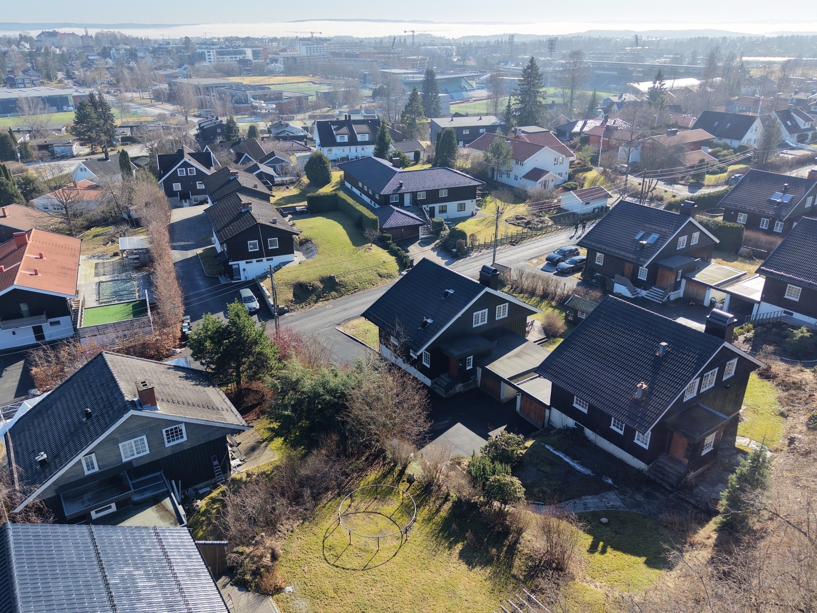 Bra boligen er det kort og enkel gangavstand til idrettsplasser, Nadderudhallen, Nadderud Stadion, skoler, barnehager og Bekkestua Sentrum Galleribilde