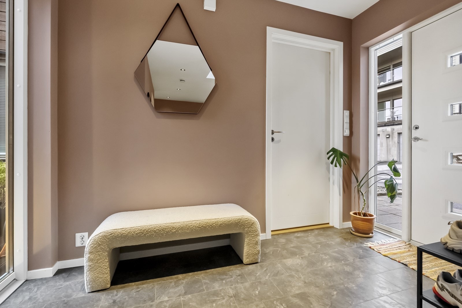 Ein fin gang med praktisk bod rett ved inngangen Galleribilde