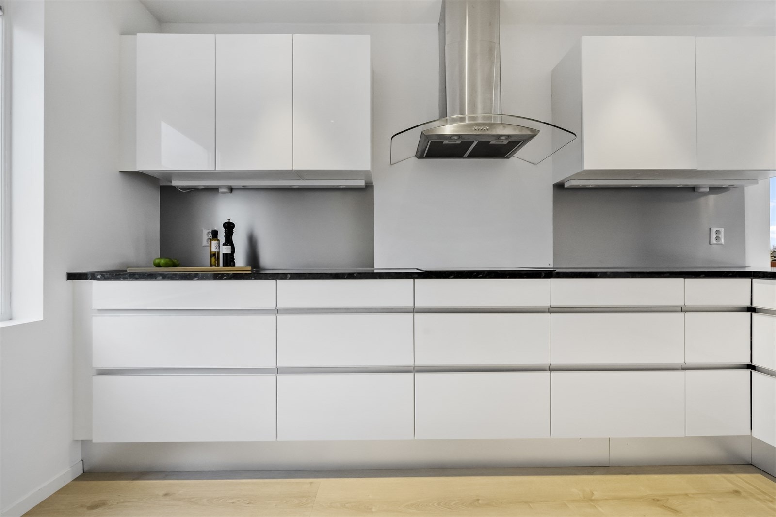 Det er varmekabler både på kjøkken og i stova Galleribilde