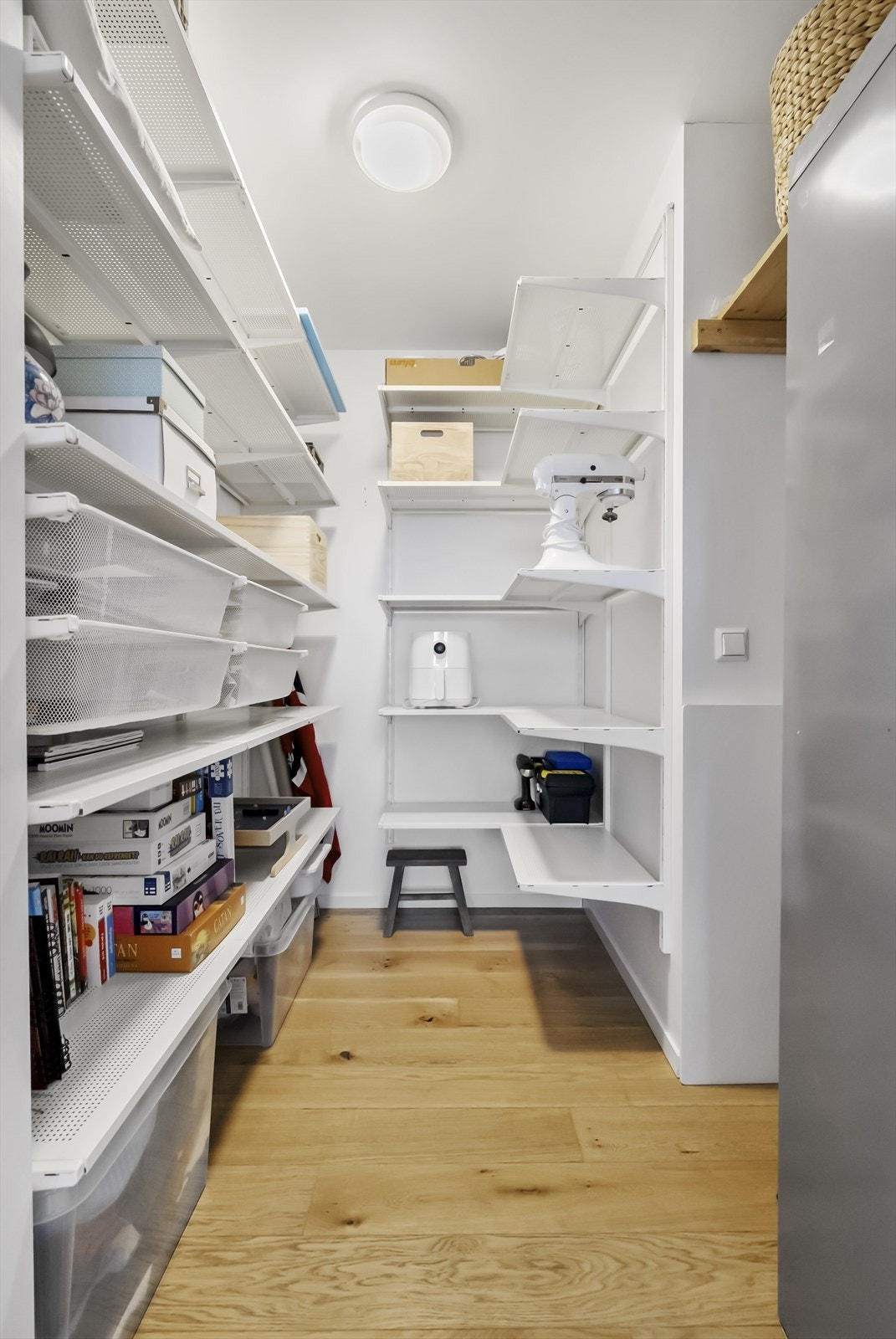 Romsleg bod med godt utnytta hyllesystem Galleribilde