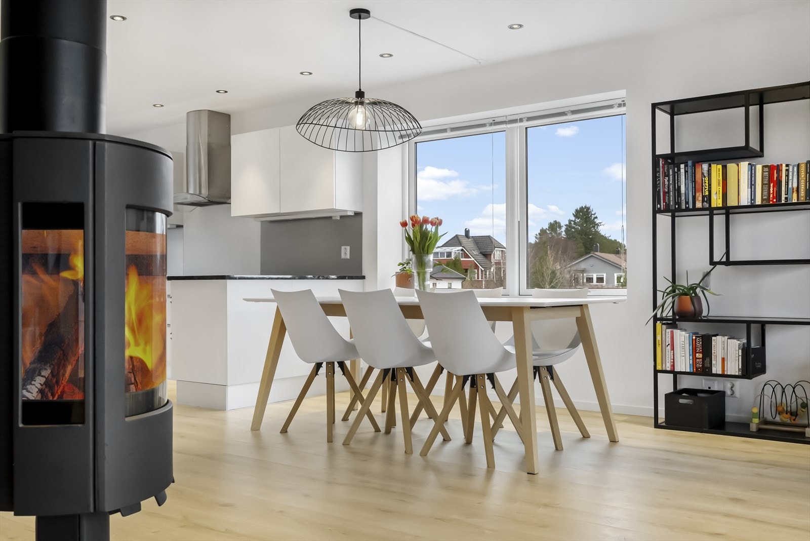 Oppvarming med peis i stova som vises både frå tv-kroken og spiseplassen Galleribilde