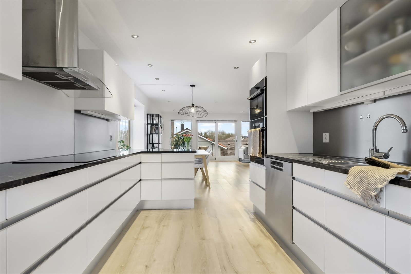 Eit stort og fint kjøkken med mykje skap- og benkeplass Galleribilde