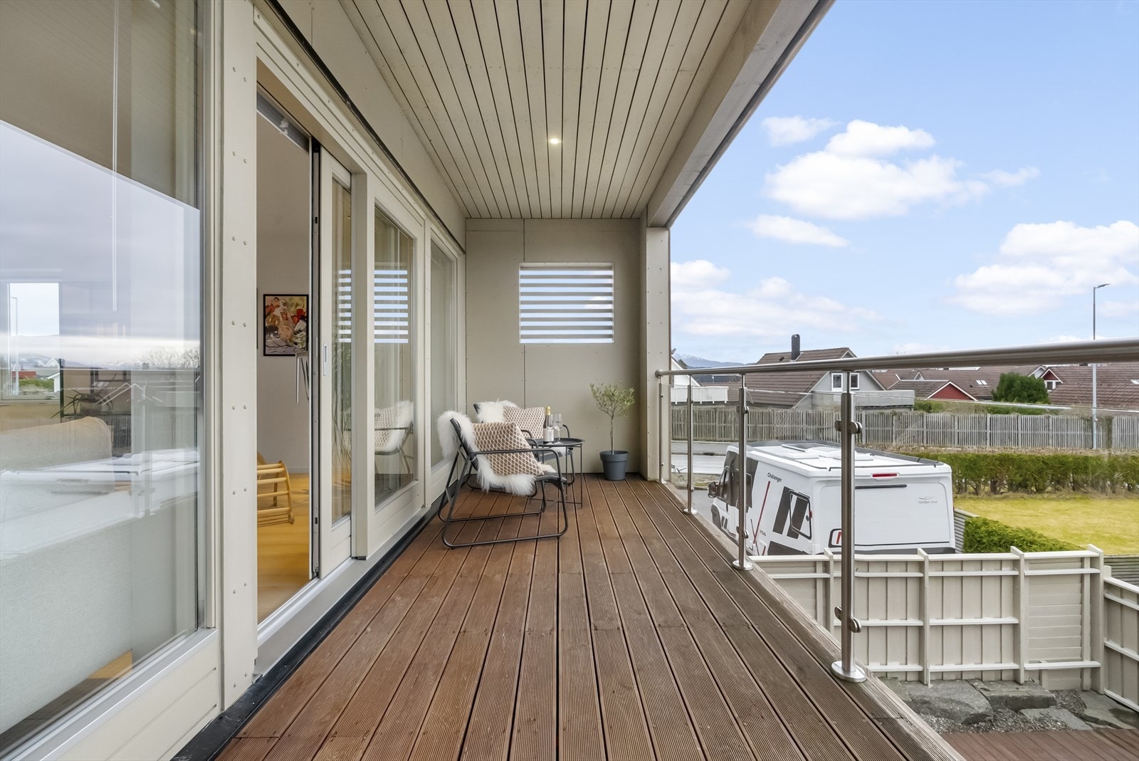 Utgang til ein sørvendt og lun altan Galleribilde