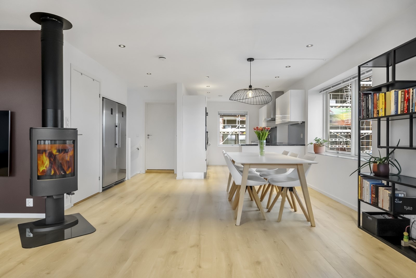 Til venstre ser du plassering av kjøleskap og frys, døren ved leder inn til ein praktisk bod Galleribilde