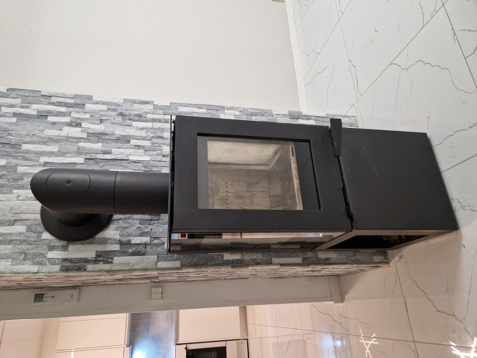 Nyere vedovn er montert inn. Galleribilde