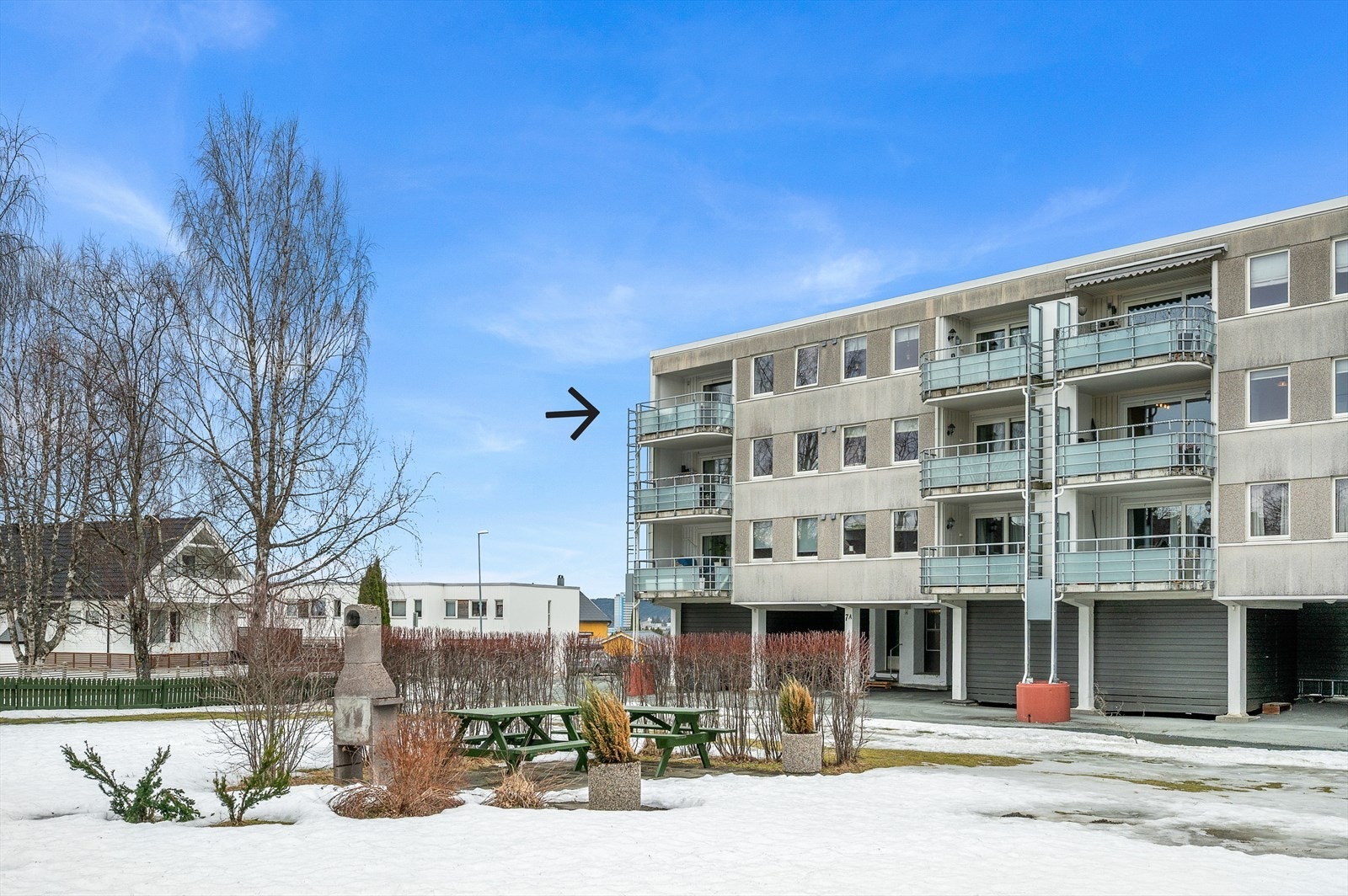 Leiligheten disponerer en fast parkeringsplass i carport med elbil-lader. Galleribilde