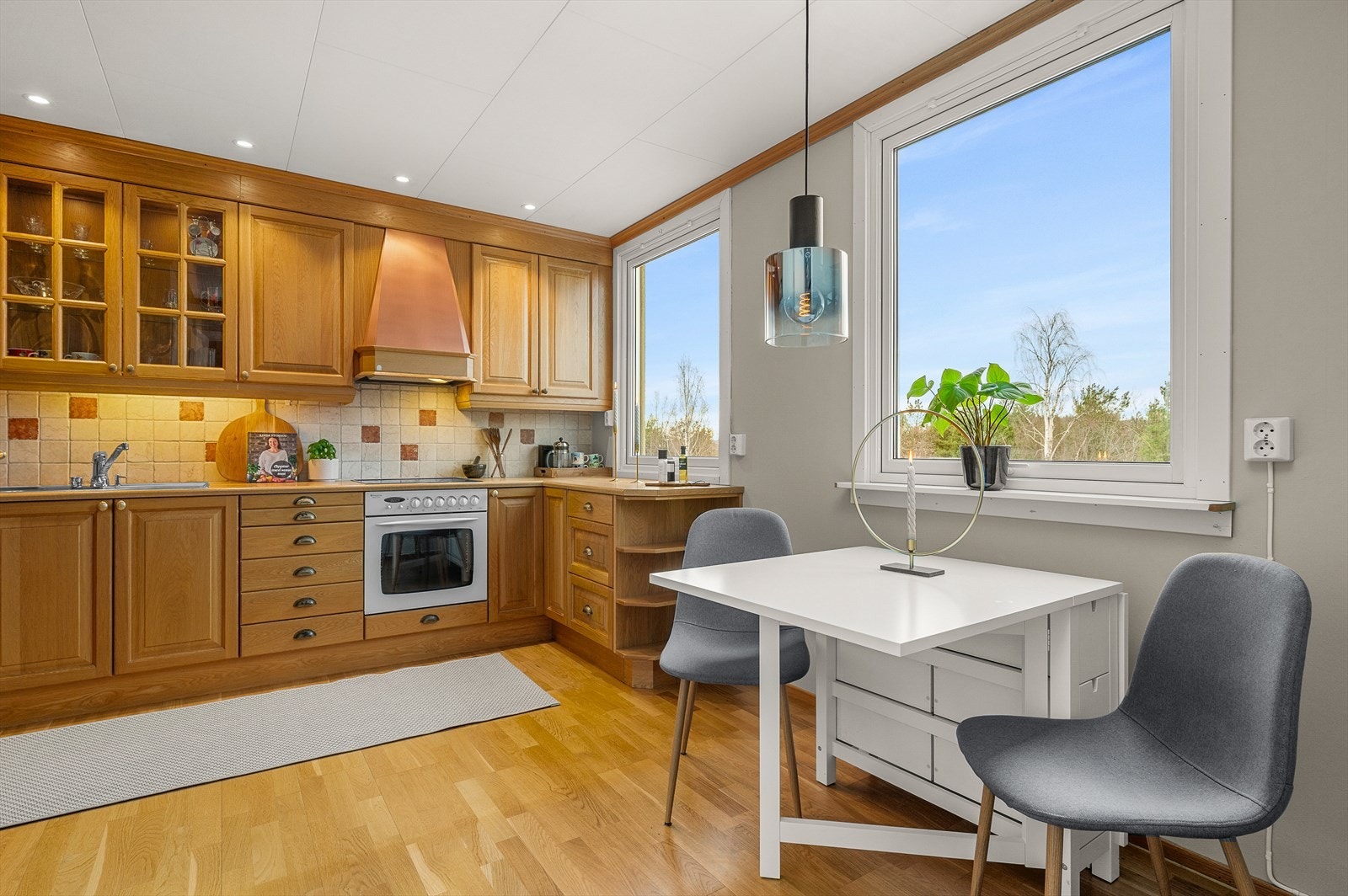 God plass til kjøkkenbord der man kan ha hyggelige måltider. Galleribilde