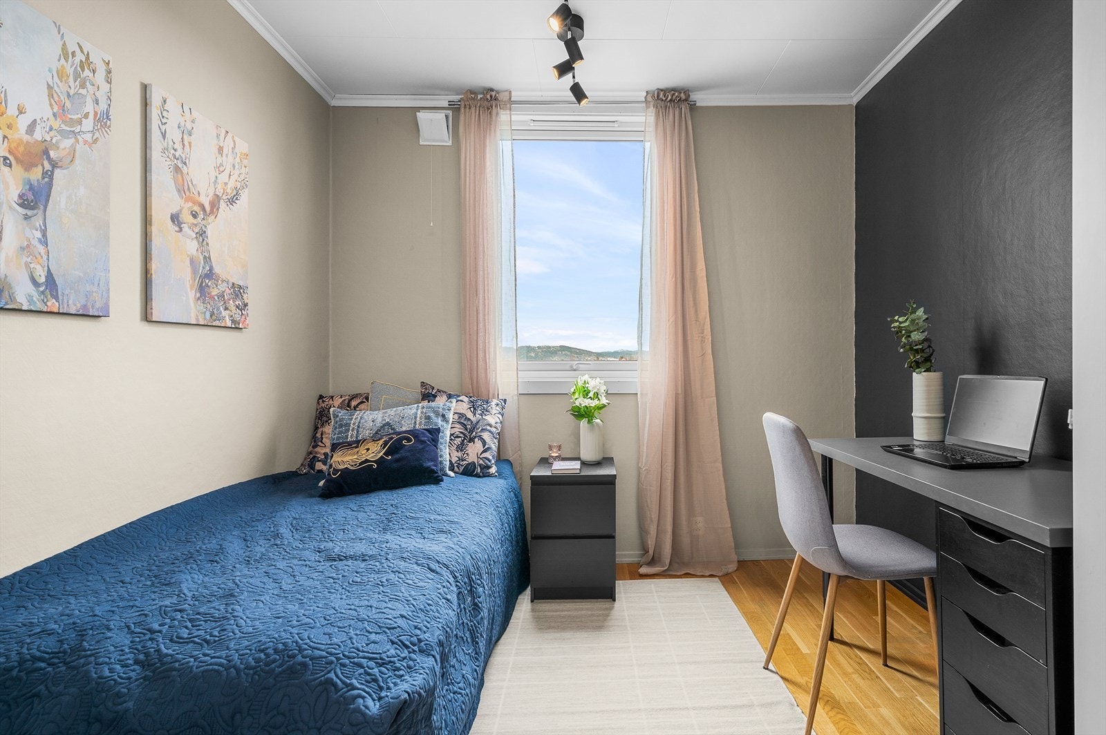 Det andre soverommet er på 9 m² og har god plass til dobbeltseng og garderobeløsning/kontorløsning. Galleribilde