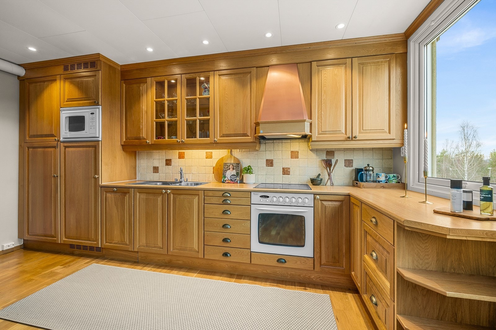 Klassisk og innholdsrikt kjøkken som ligger godt tilbaketrukket fra stuen. Galleribilde