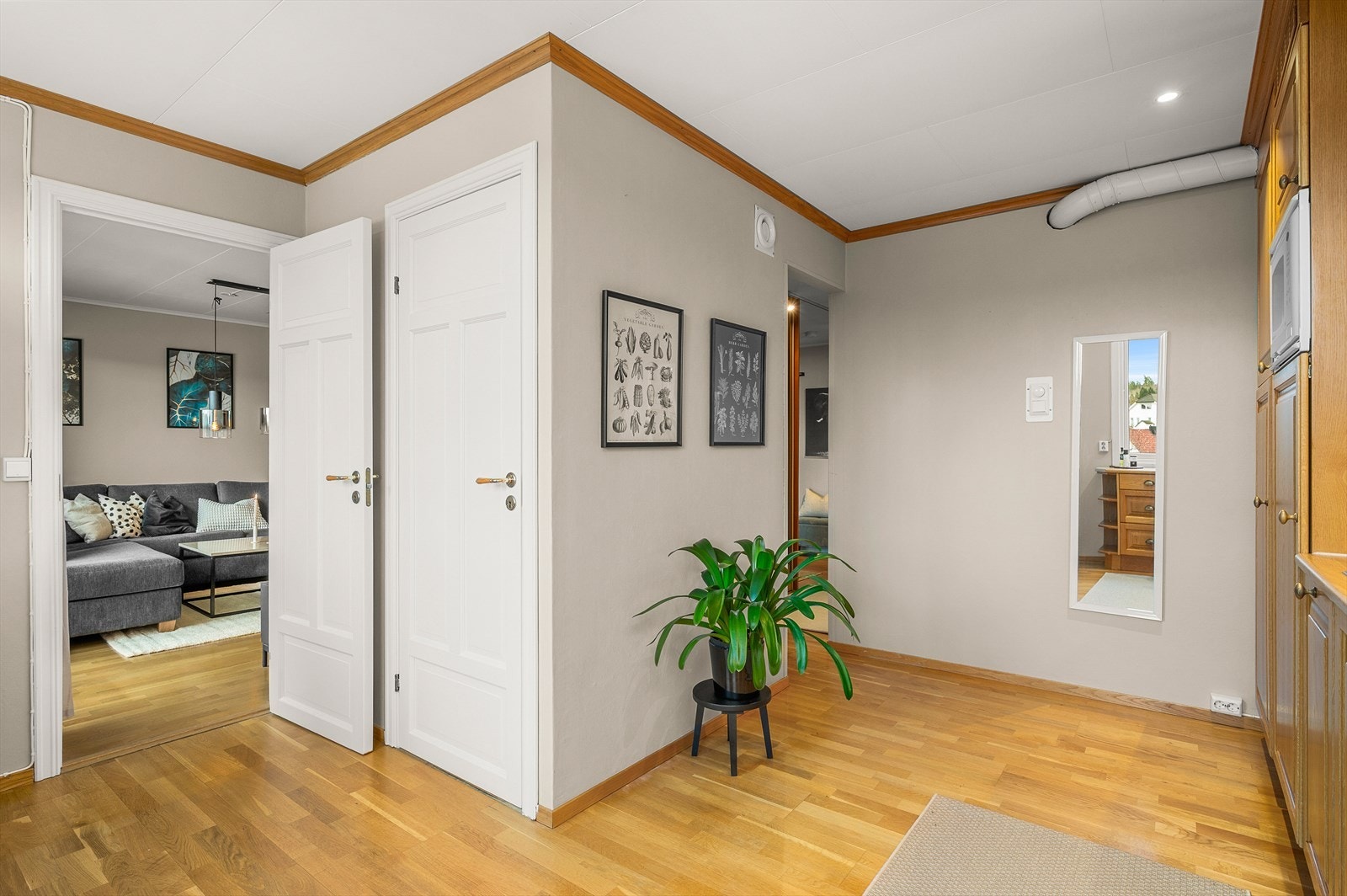 Adkomst til kjøkken med to praktiske innganger fra både gang og stueareal. Her er det også en bod på 2 kvm som f.eks. kan brukes til matbod eller generell lagring. Galleribilde