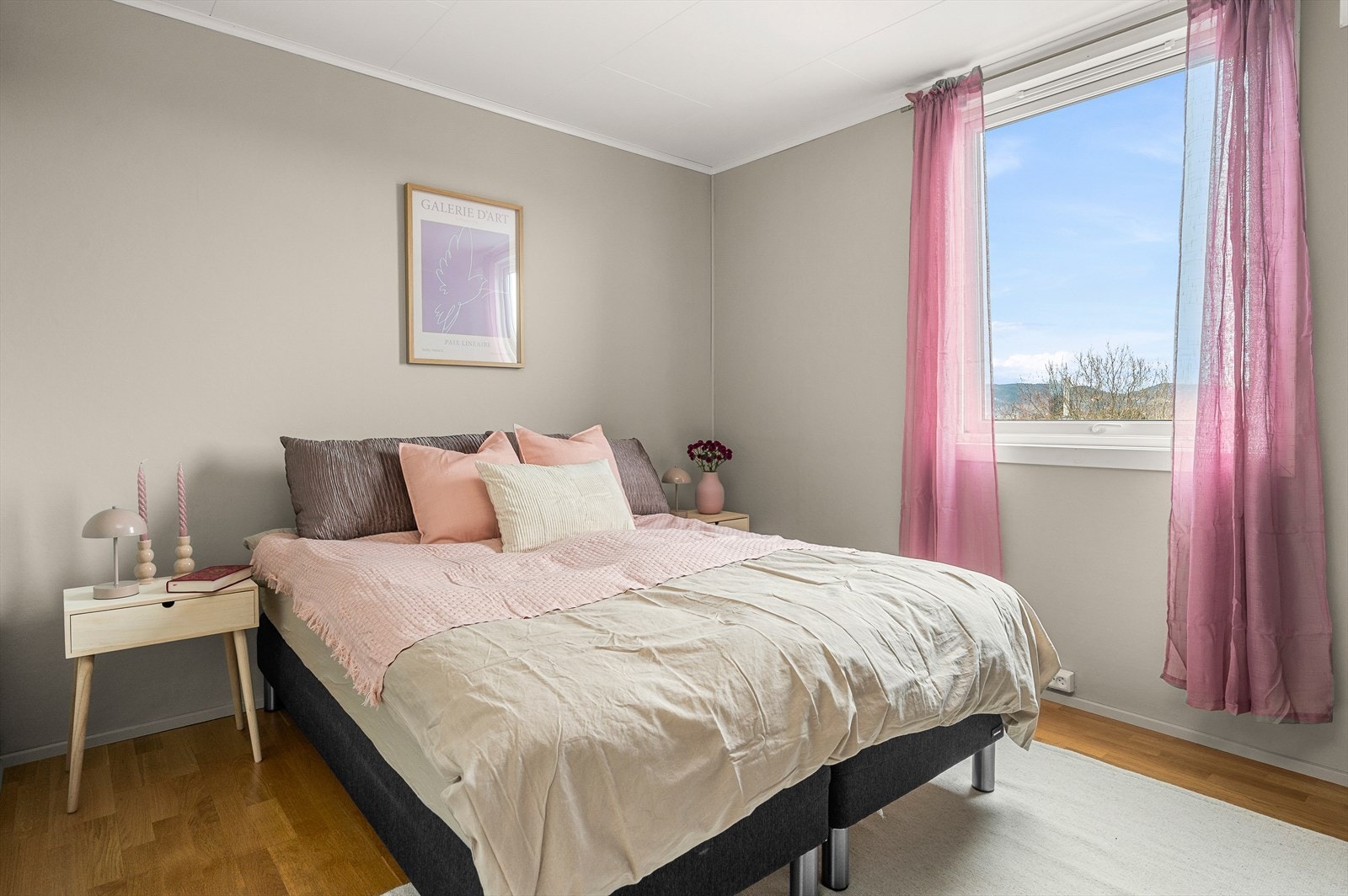 Leiligheten har to romslige soverom, hvor hovedsoverommet har et stort garderobeskap. Galleribilde