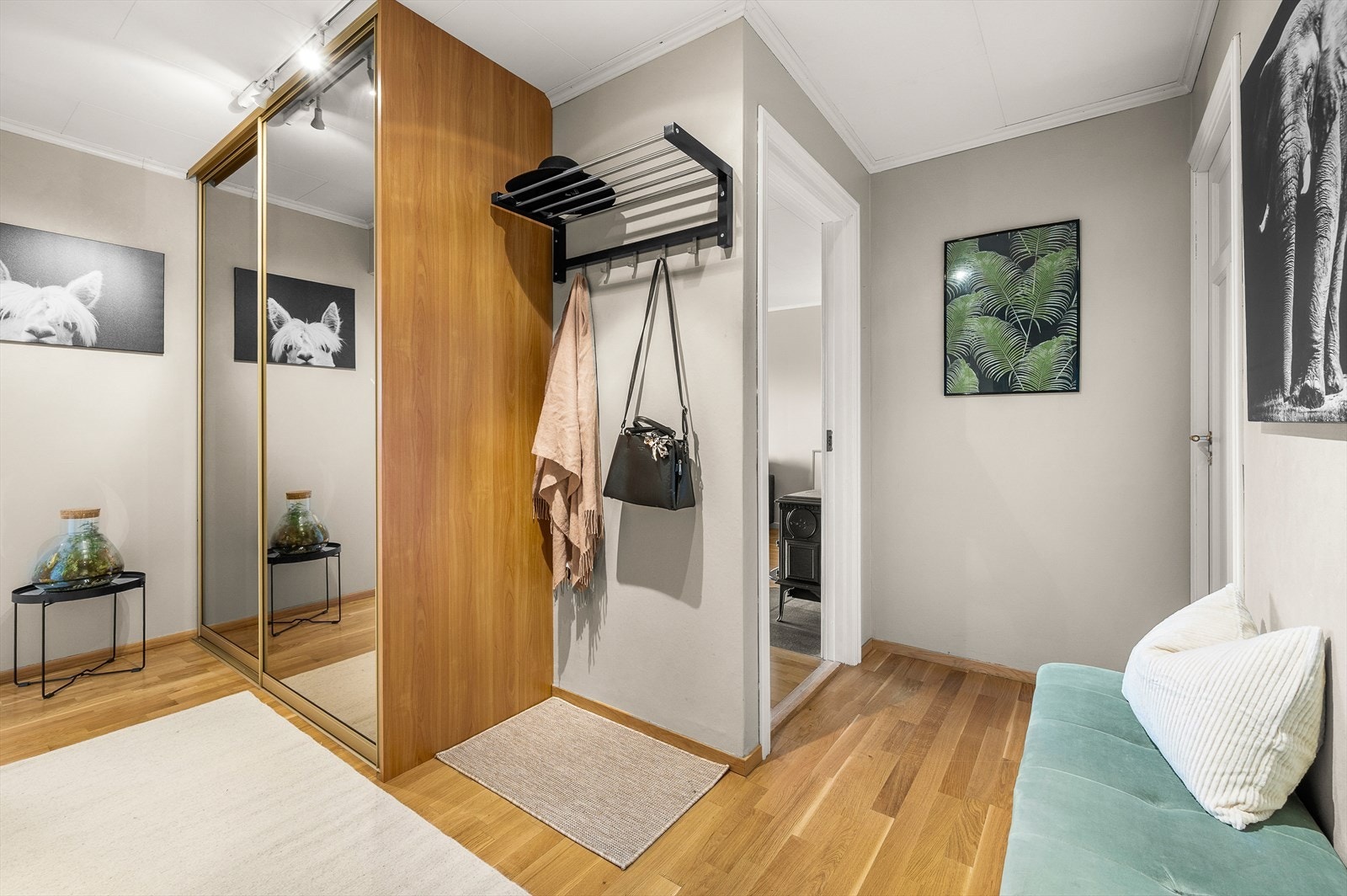 Praktisk og romslig gang med skyvedørsgarderobe. Her har man god plass til å lagre klær og sko. Galleribilde