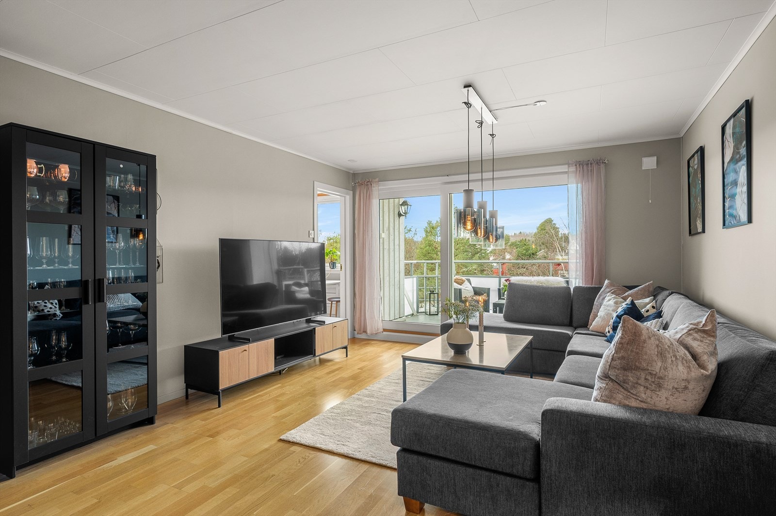 Fra stuen har man direkte tilgang til en vestvendt balkong med gode sol- og utsiktsforhold! Galleribilde