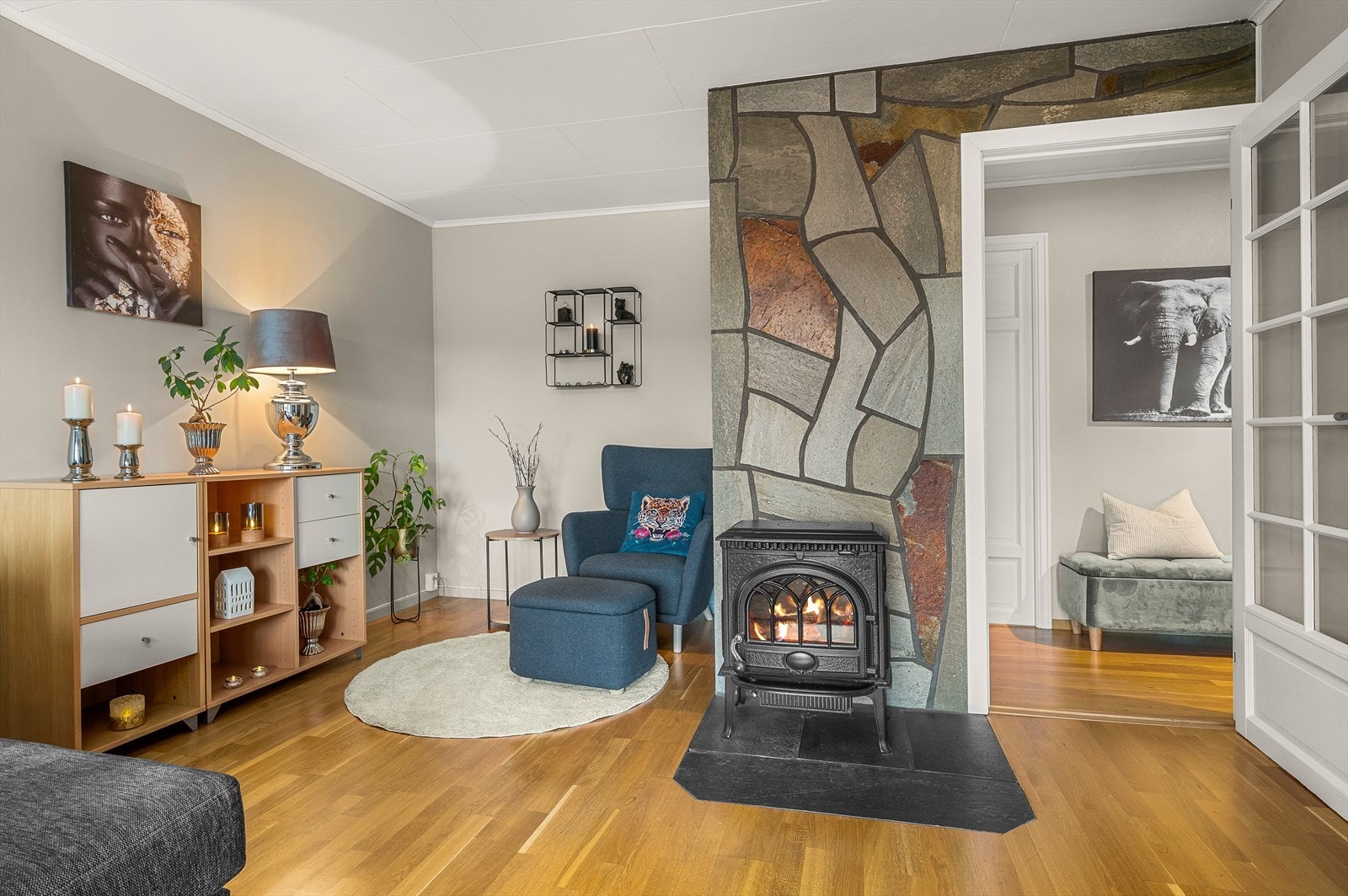 Det er etablert vedovn på stue for ekstra kos og varme i vinterhalvåret. Galleribilde