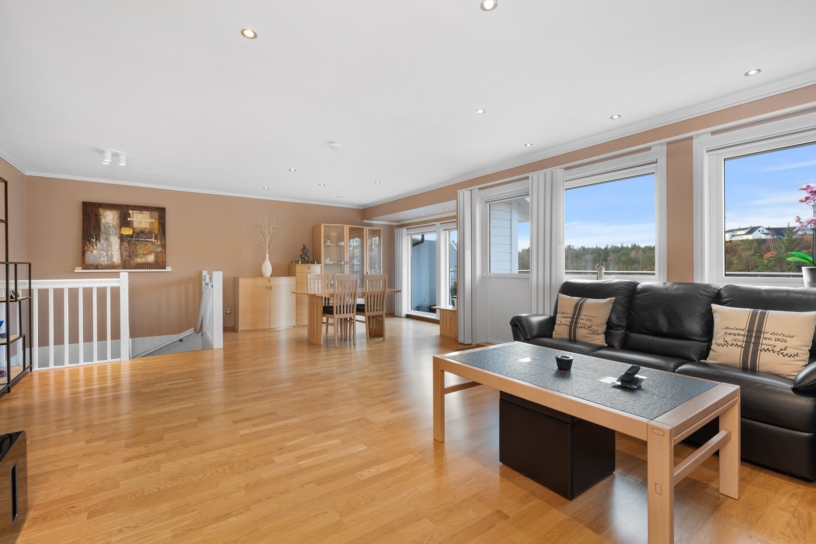 Stor stue med god plass til møblere i ulike soner. Galleribilde