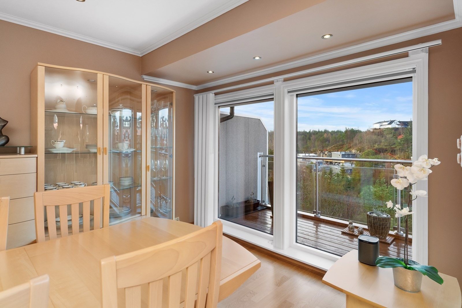 Direkte utgang til sørvestvendt altan via skyvedør. Galleribilde