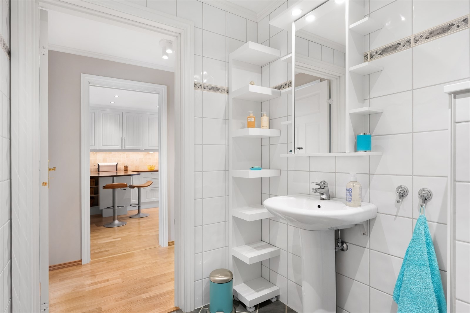 Leiligheten innehar ett bad i hver etasje Galleribilde