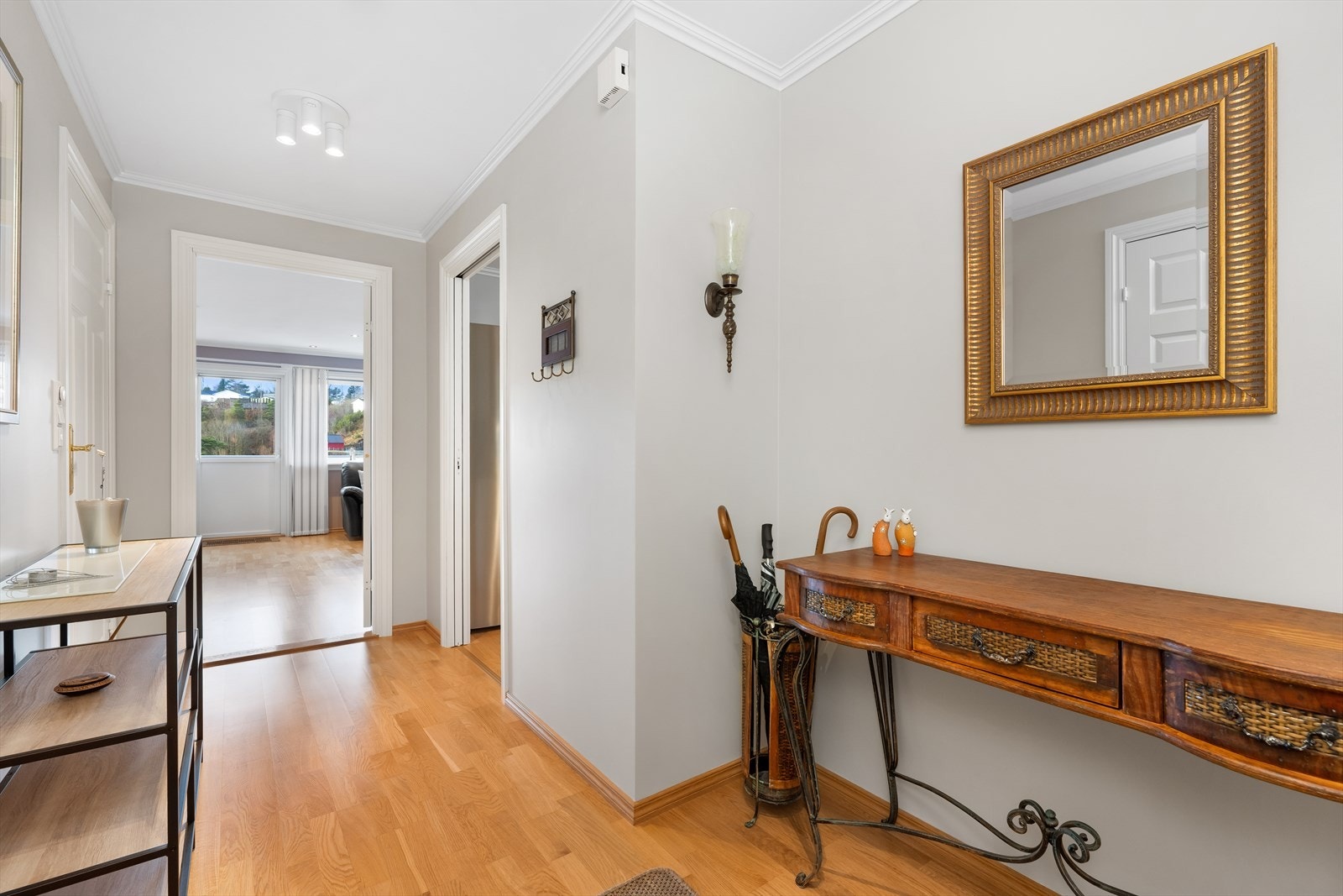 Velkommen inn. Lyst og luftig førsteinntrykk. Galleribilde