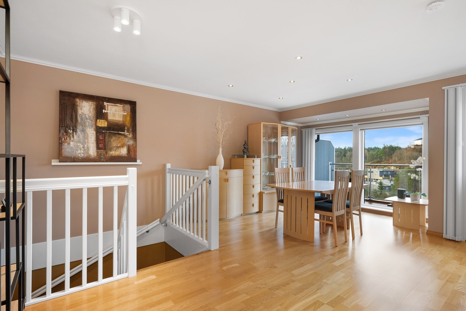 Størrelsen på stuen gir deg mulighet til å ha store selskaper i eget hus. Galleribilde