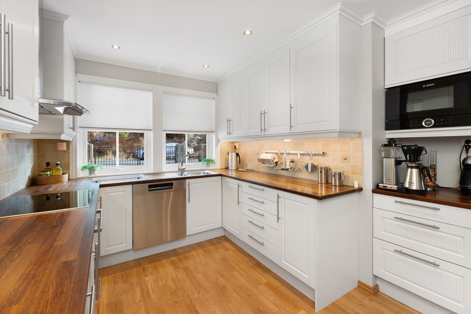 Godt utnyttet plass med takhøye overskap. Godt med oppbevaringsplass i skuffer og skap. Galleribilde