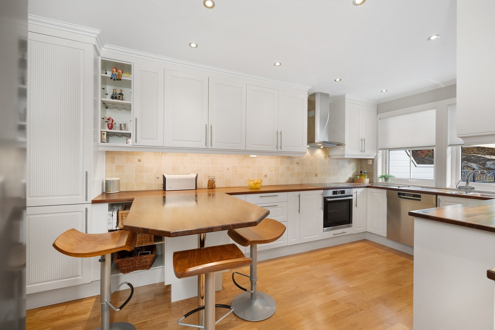 Flott løsning med ekstra benkeplass for å nyte dagens første måltid, ha ungene med å baking, eller ha gjestene sittende mens du lager mat. Galleribilde