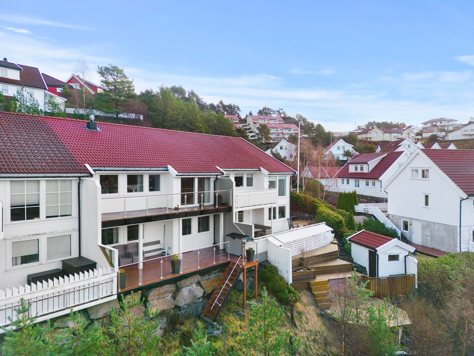 To uteplasser på baksiden av huset, en i hver etasje med adkomst fra stue og ett av soverommene Galleribilde