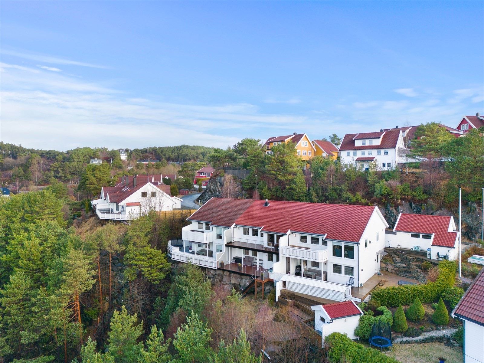 Boligen er godt velholdt og sett over jevnlig utvendig Galleribilde