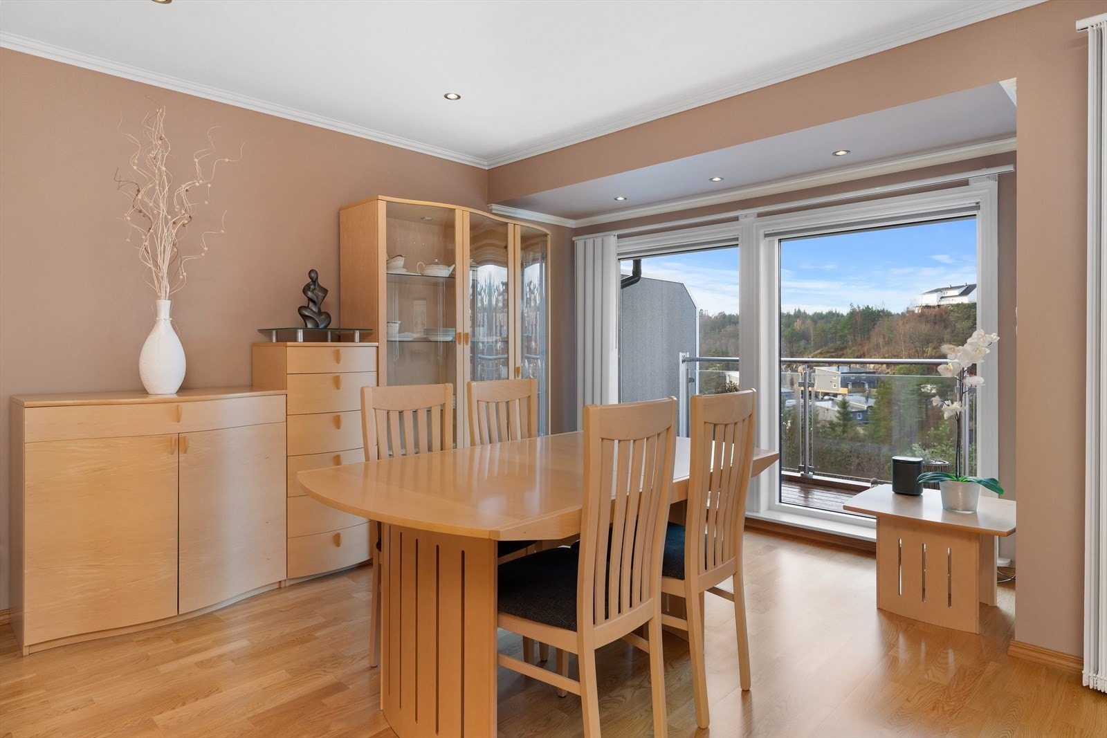 Stuen har utstrakt bruk av downlights i himling Galleribilde