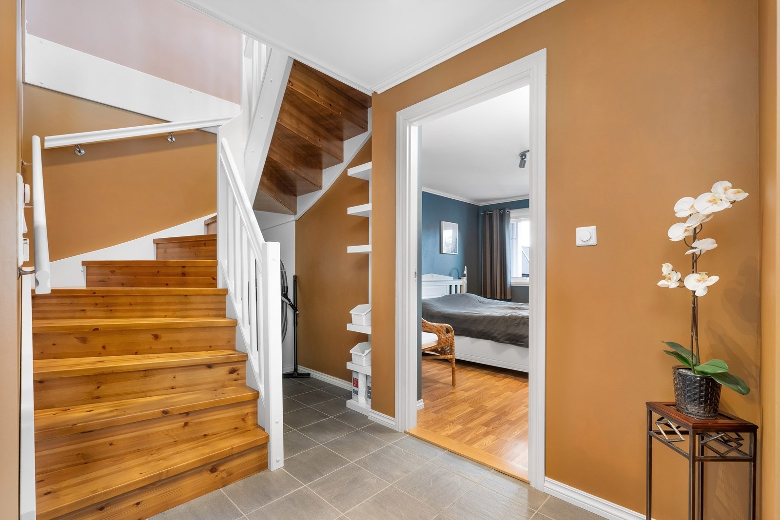 Plass til noe møblering, samt lagringsplass under trapp Galleribilde