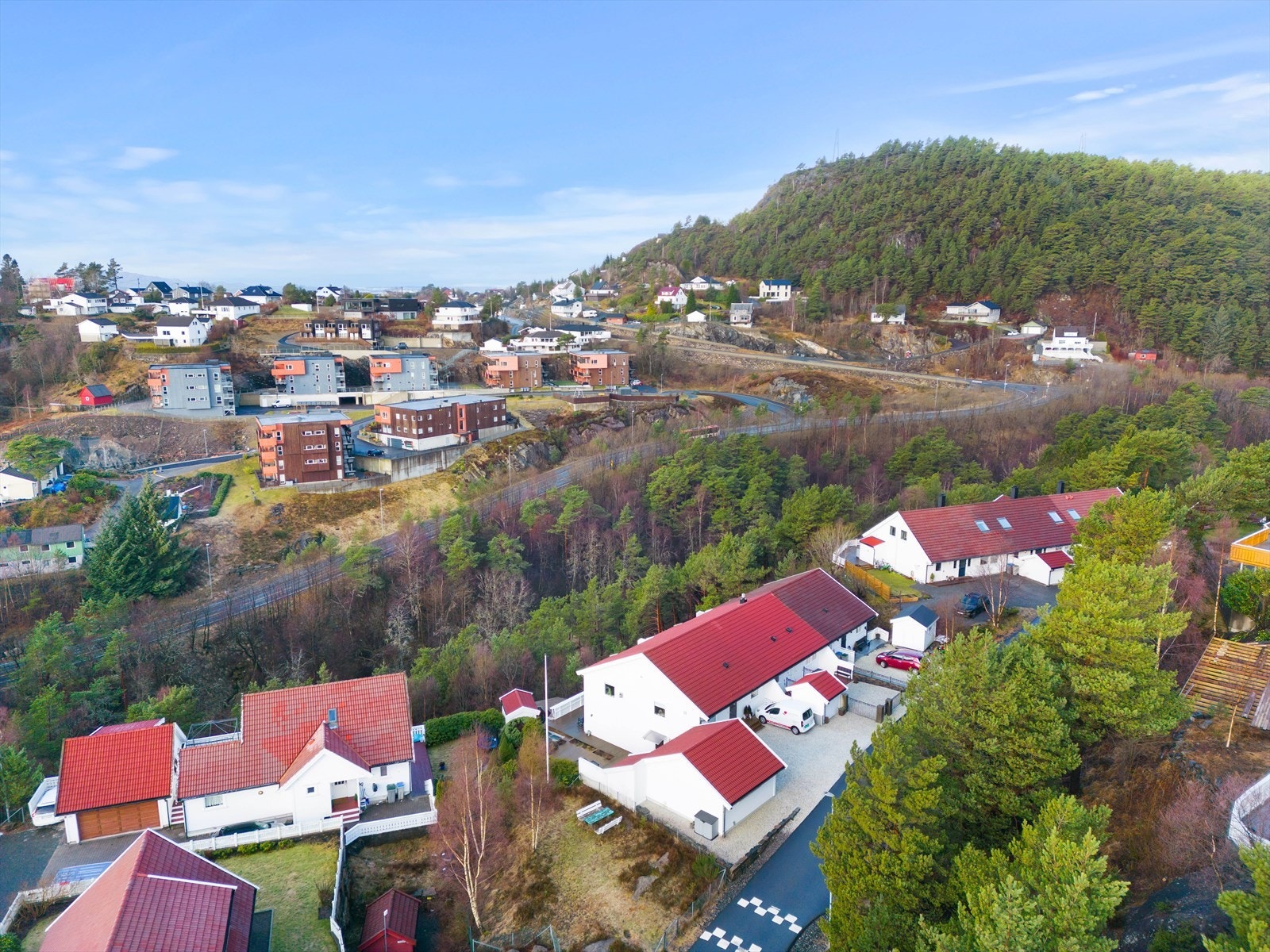Særdeles attraktivt boligområde med kort vei til både skole, barnehage, Kleppestø og kjøpesentret Alti Askøy. Galleribilde