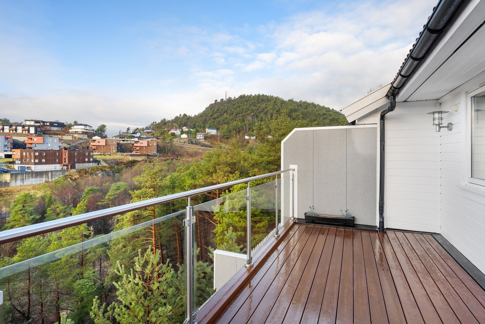 Flott sted å tilbringe fine sommerdager. Solrikt og flott utsikt Galleribilde