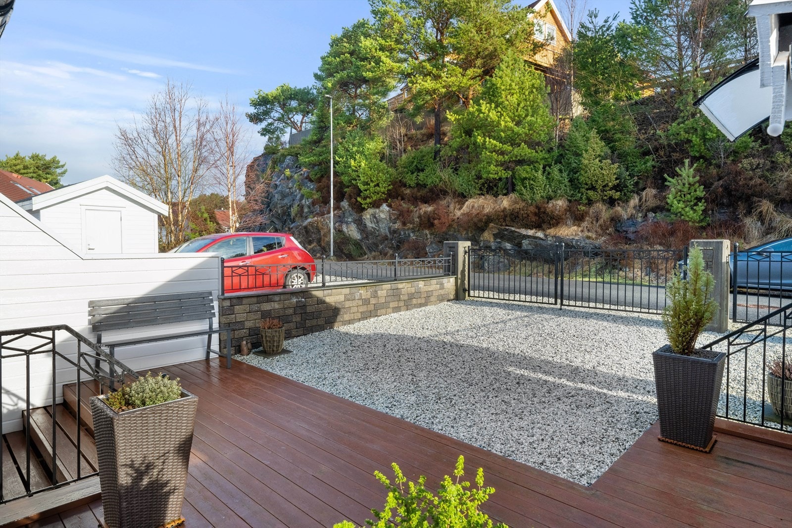 Særdeles pent opparbeidet uteområdet. Flott førsteinntrykk når en kommer forbi boligen. Galleribilde