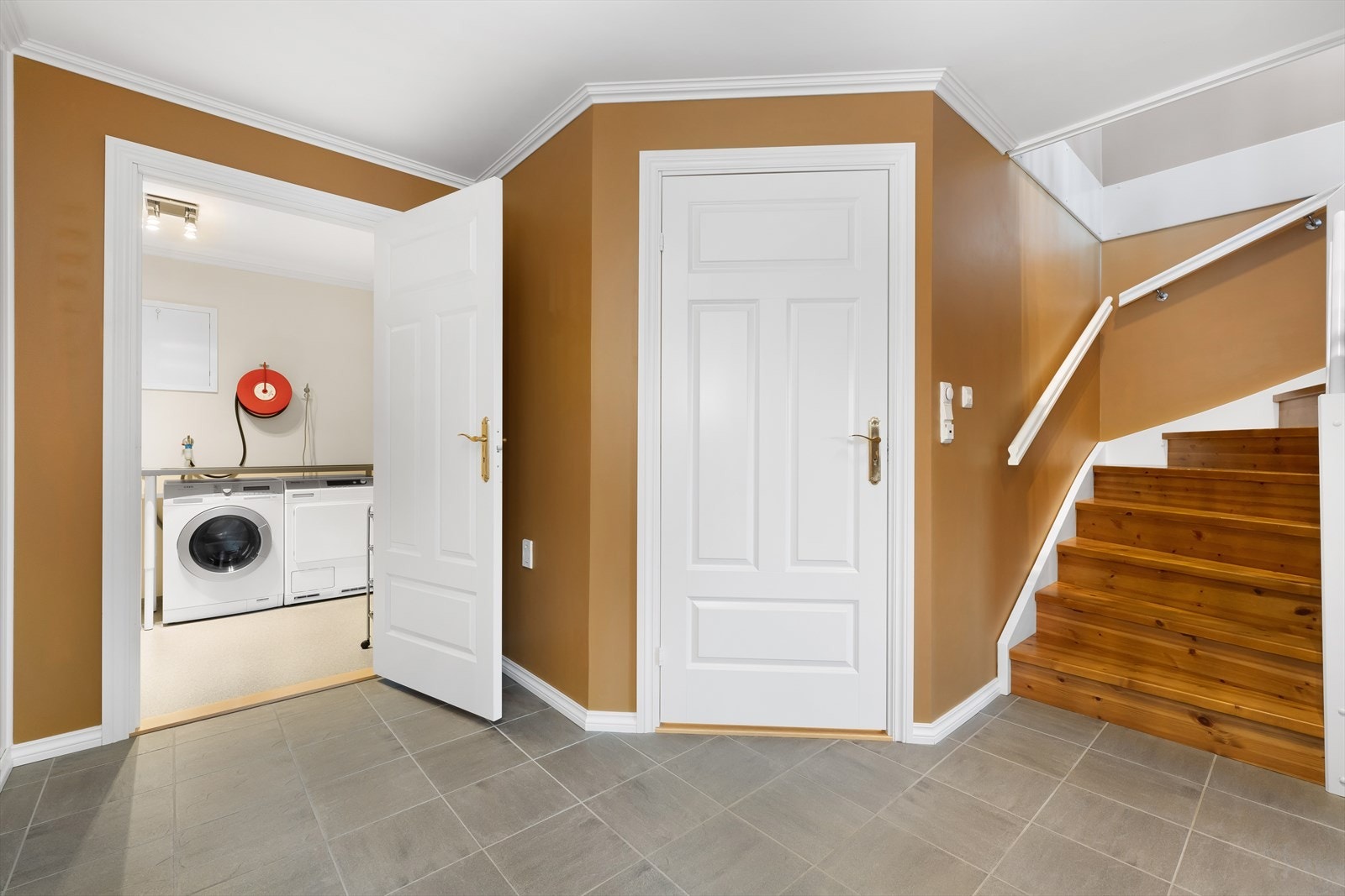 Romslig hall når du kommer ned i underetasjen Galleribilde