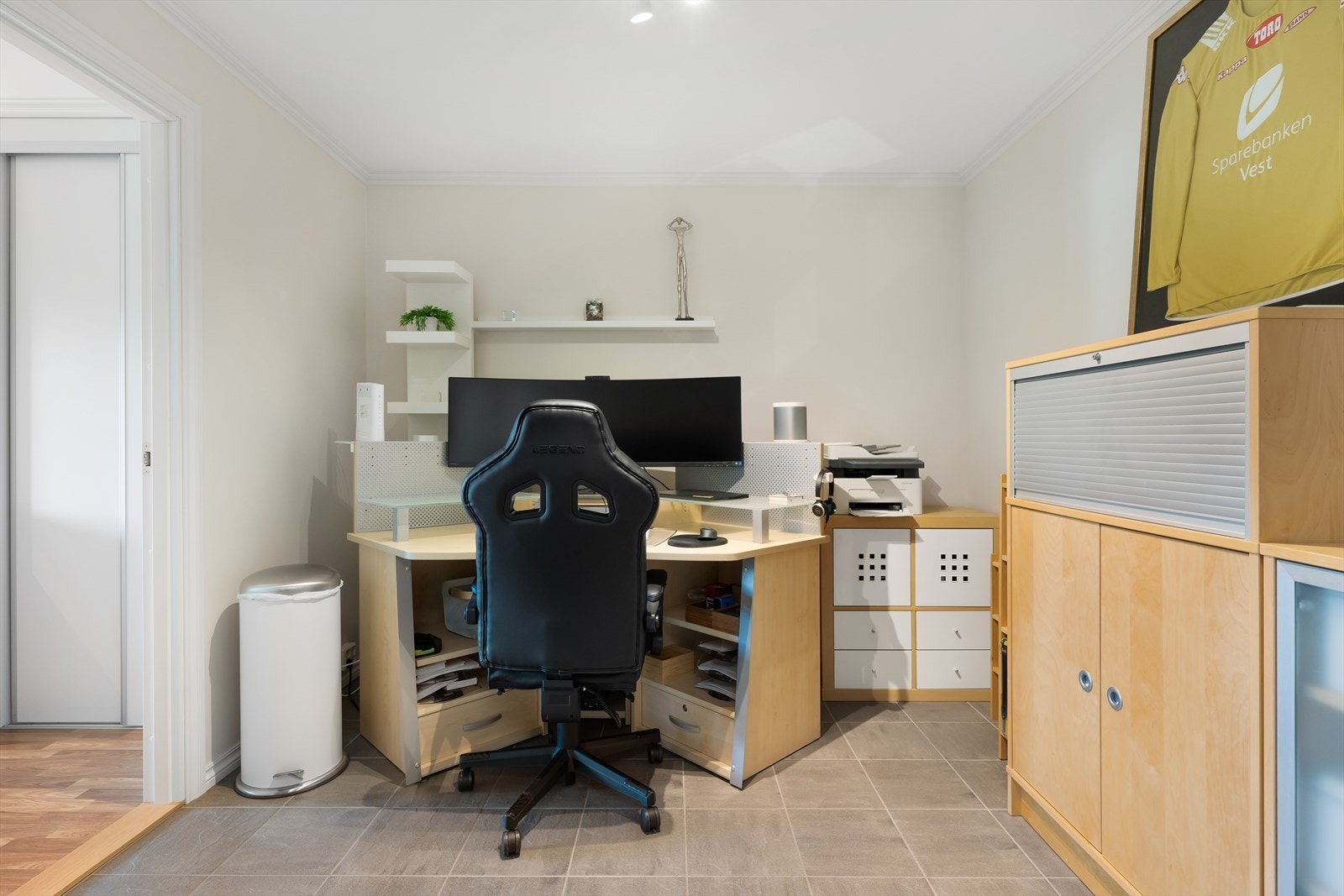 Kontorrom mellom hall og ene soverommet. Her er det satt opp lettvegg fra hallen. Galleribilde