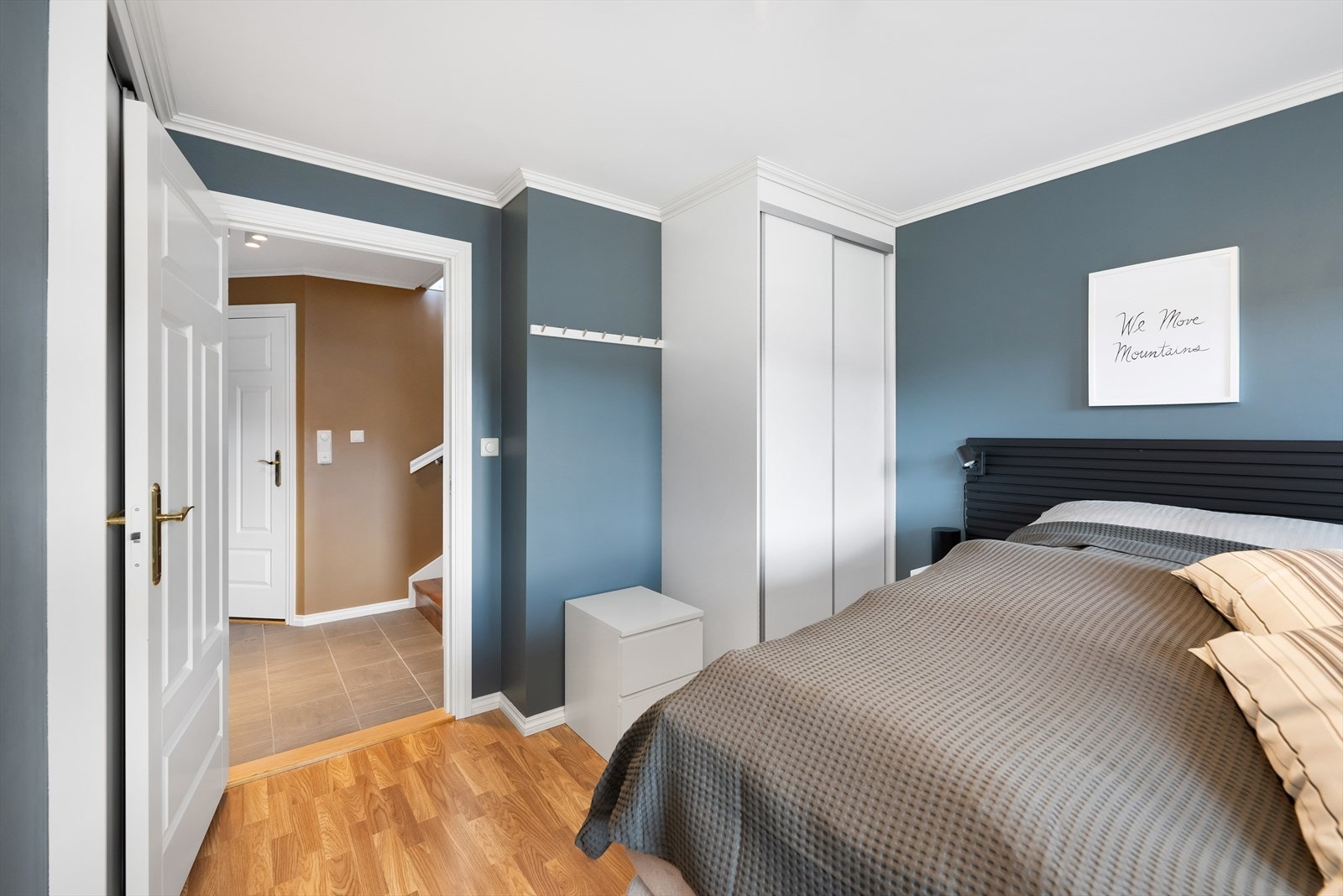 God plass til dobbeltseng og garderobeskap Galleribilde