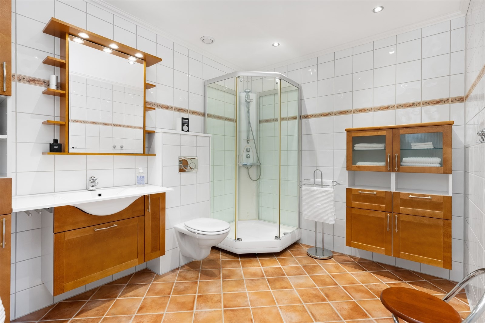 Pent og stort, helfliset bad også i underetasjen Galleribilde