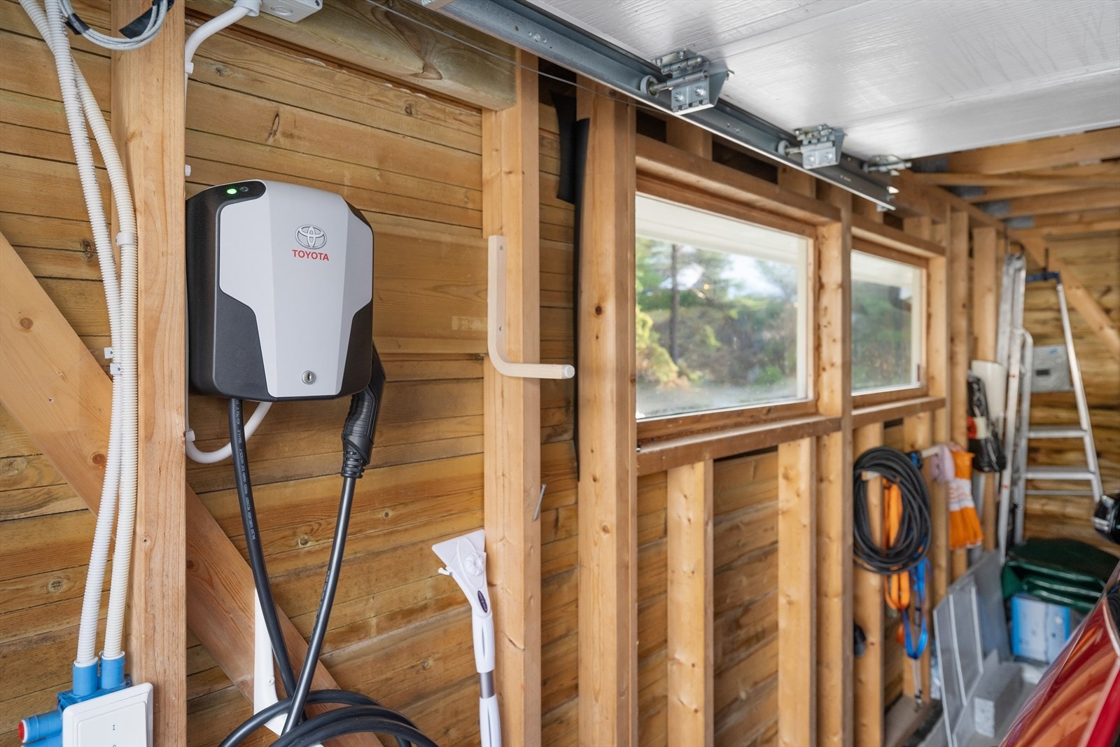 Elbillader montert i garasje Galleribilde