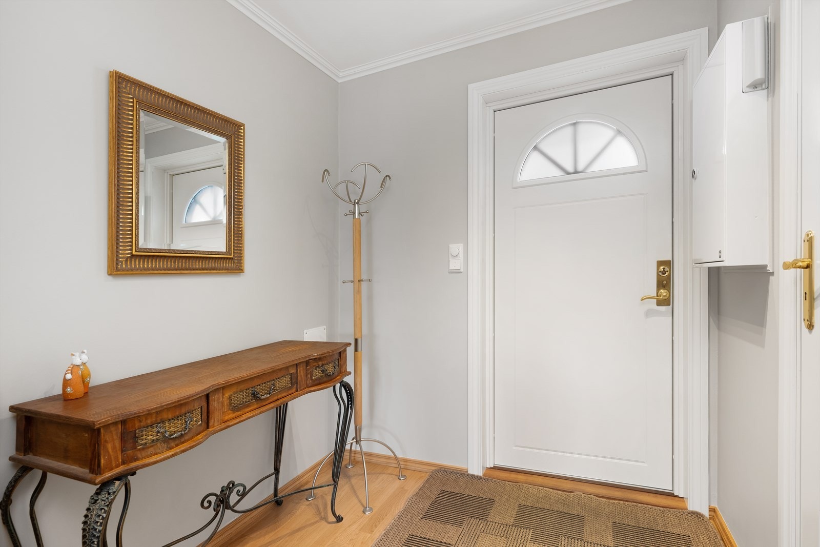 Sikringsskap er plassert i gangen. Plass til å sette inn garderobeskap om ønskelig. Galleribilde