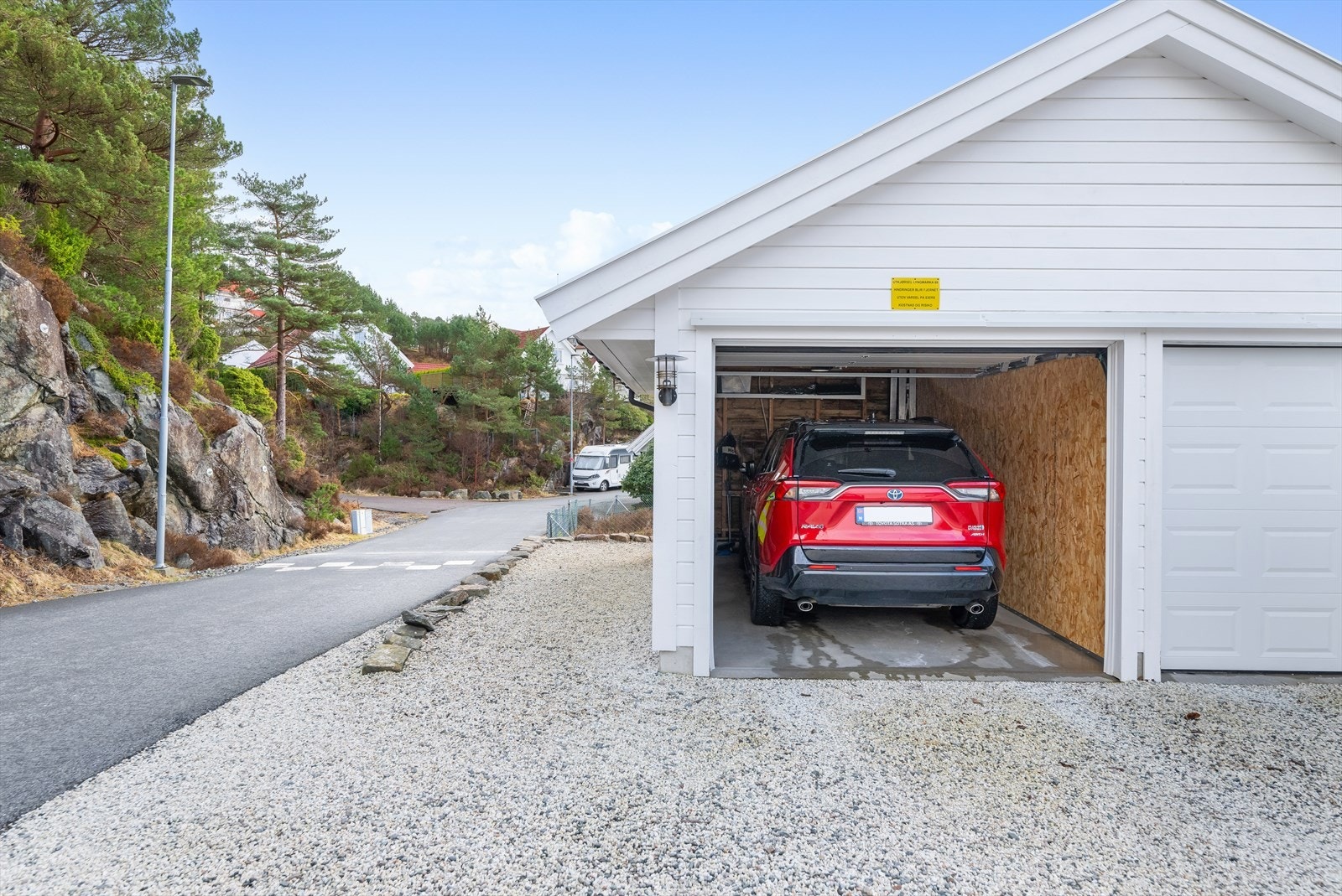 Tinglyst garasjeplass i dobbeltgarasje hos nabo. Galleribilde