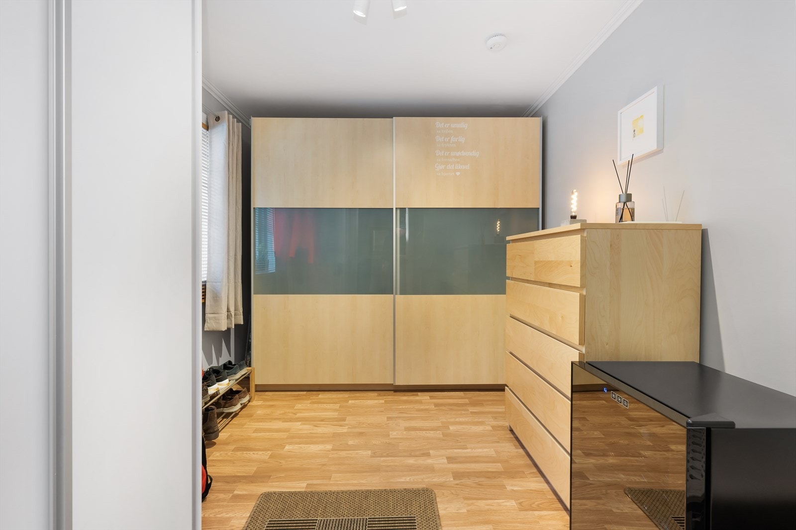 Soverom i 1. etasje som i dag benyttes som garderoberom- God plass til å møblere med seng og andre ting etter eget ønske og behov. Galleribilde