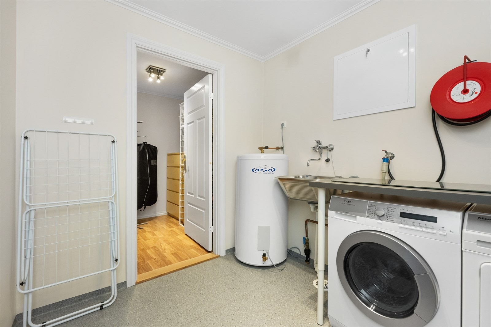 Fra vaskerommet har du to boder i tilknytning. Ene rommet brukes i dag som garderoberom. Galleribilde