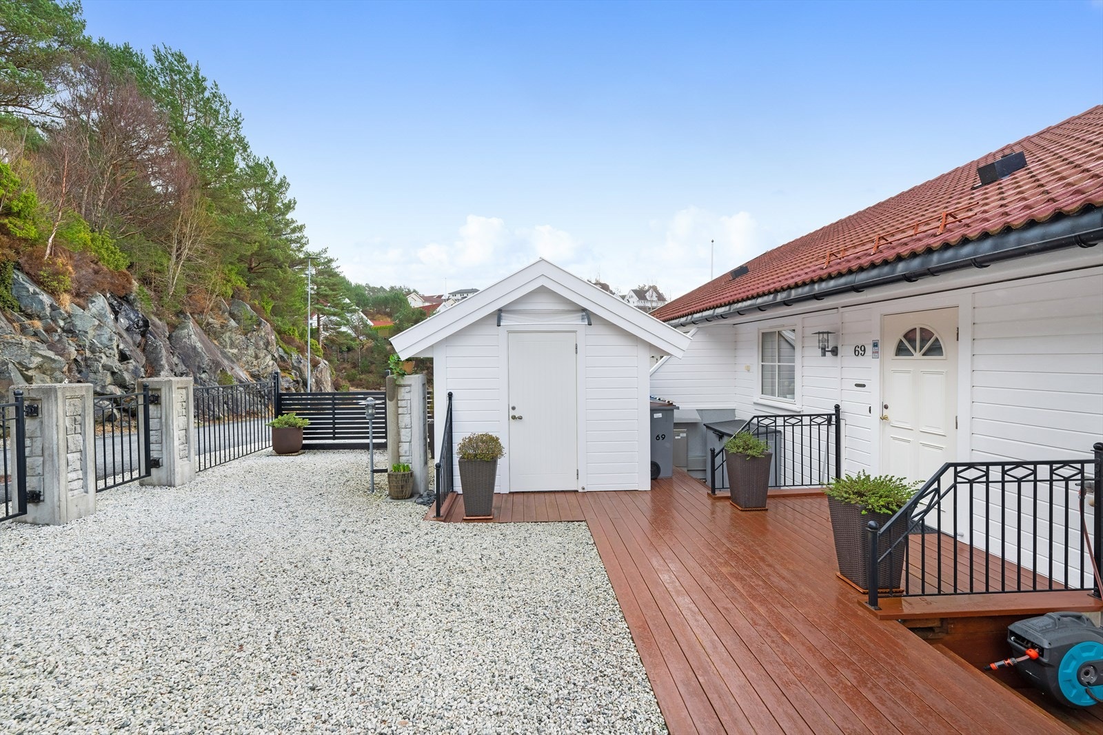 Pent opparbeidet uteområde og utvendig bod for lagringsplass. Galleribilde